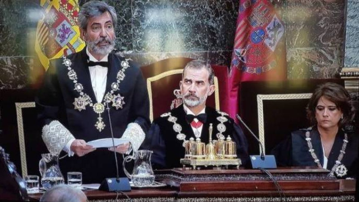 Felipe VI, junto al presidente del Poder Judicial y de la Fiscal General.