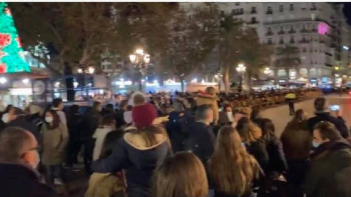 Imágenes de las aglomeraciones ante la llegada de los Reyes a Valencia