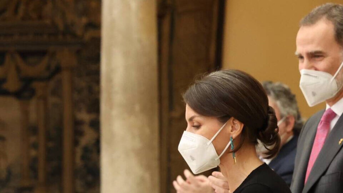 La Reina Letizia volvió a presumir de canas con naturalidad.