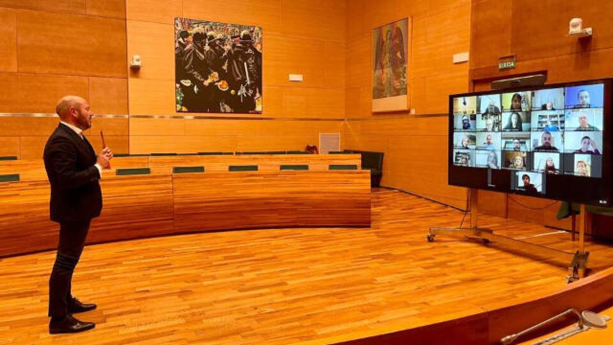 Toni Gaspar durante la videoconferencia con alcaldes.