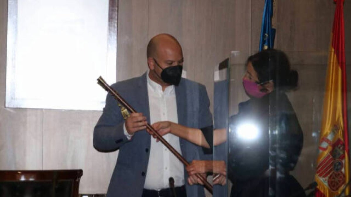 Raúl Llobell, recibiendo la vara de mando tras la moción de Teulada
