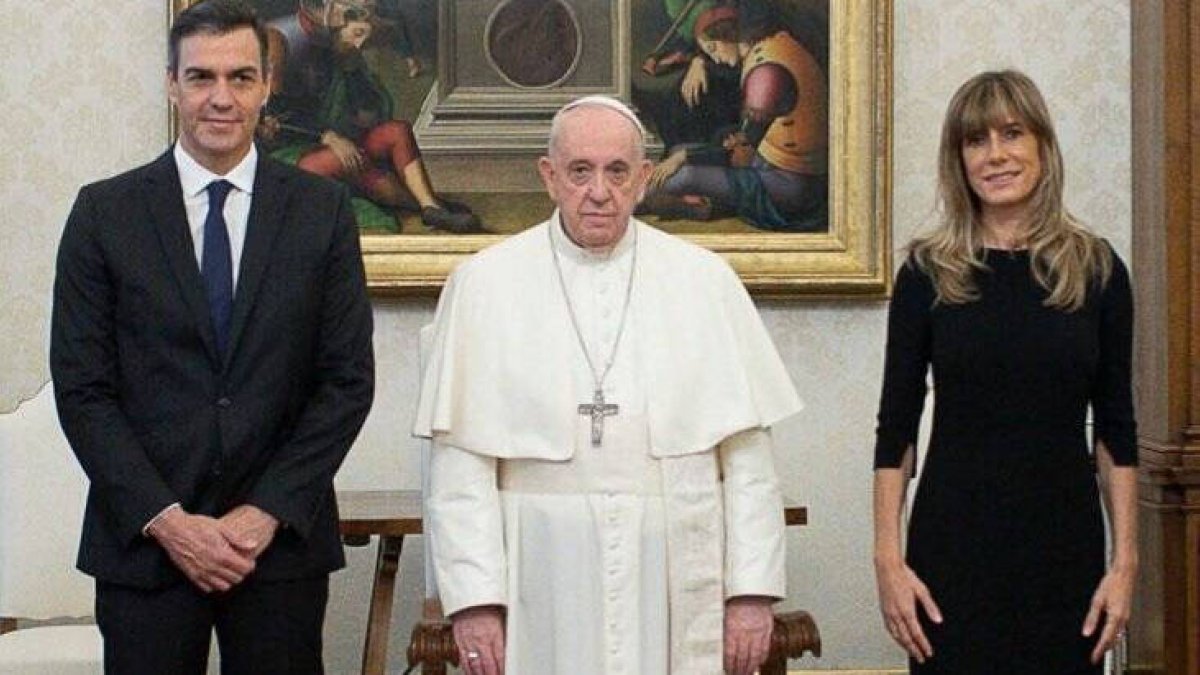 El Papa, flanqueado por Pedro Sánchez y Begoña Gómez