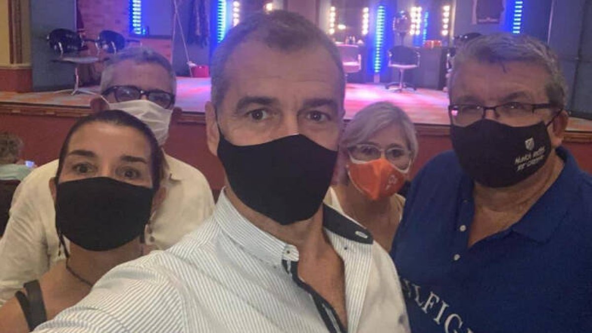 A la derecha de Toni Cantó, puede verse a la diputada Rut Merino y, tras ella, a Antonio Salvador