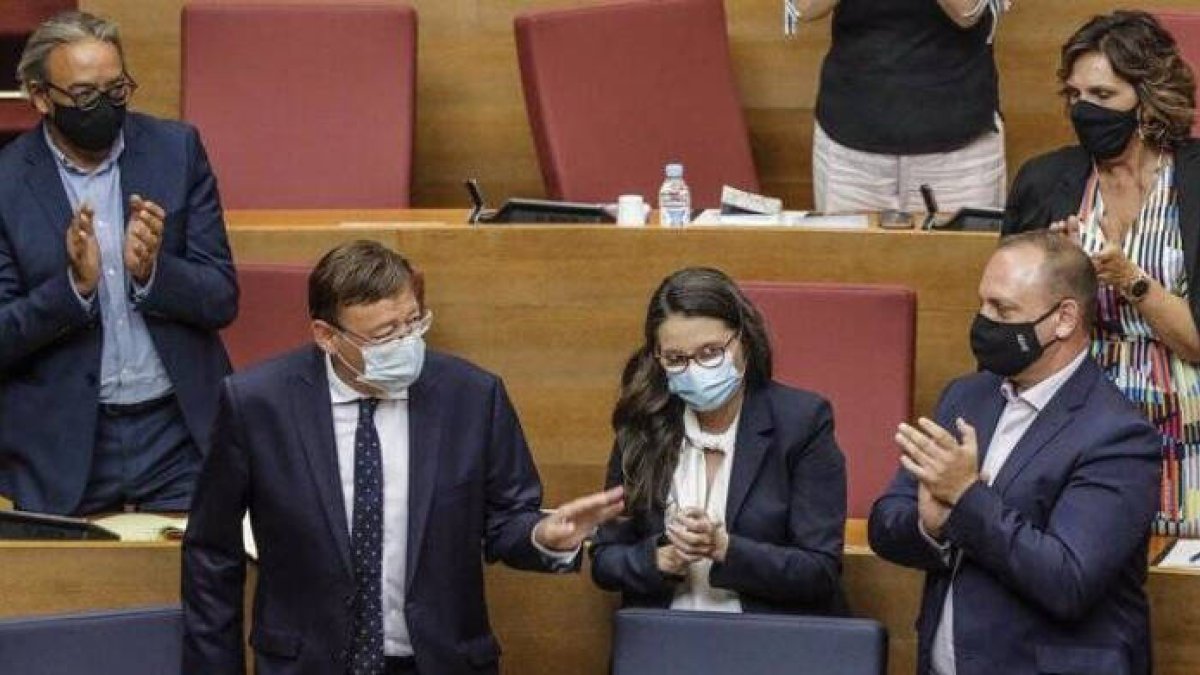 Como si poco o nada hubiera ocurrido, el tripartito defendió su propuesta y la oposición la criticó