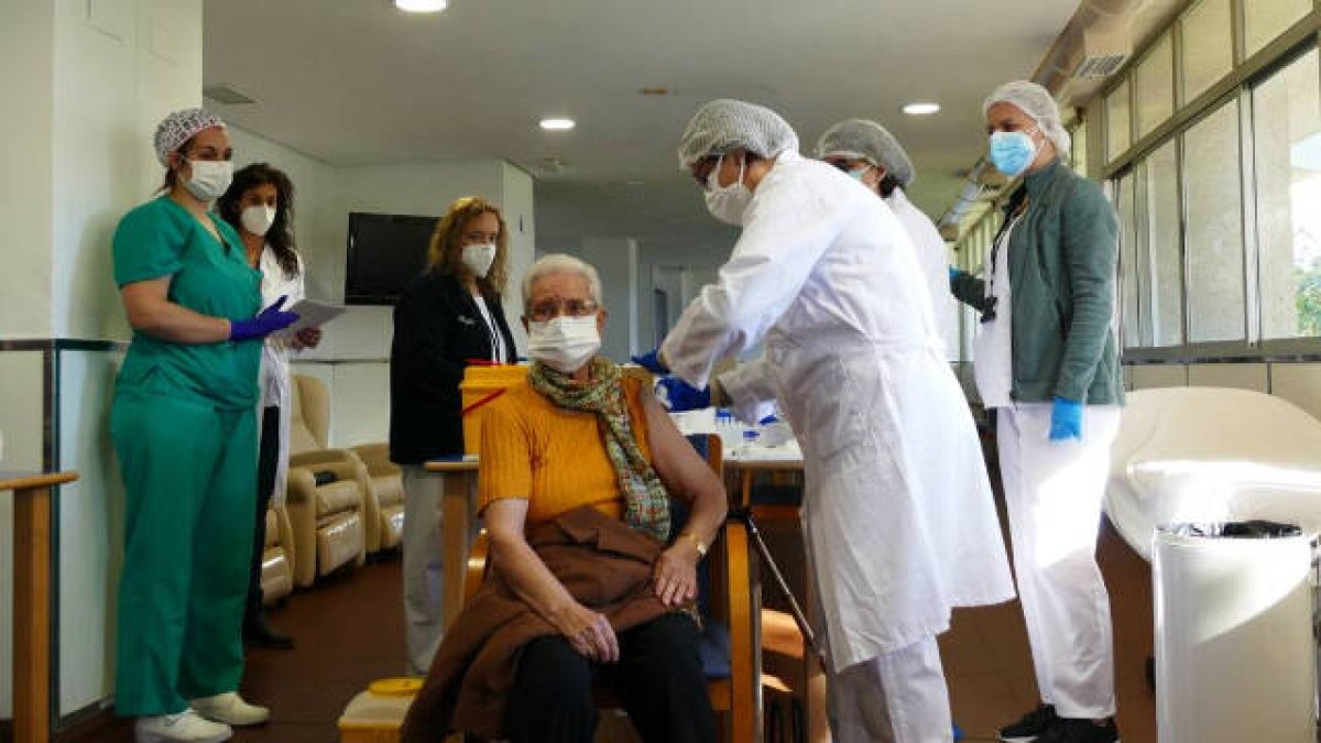 La Comunitat comienza a vacunar a las personas de 79 y 65 años la próxima semana