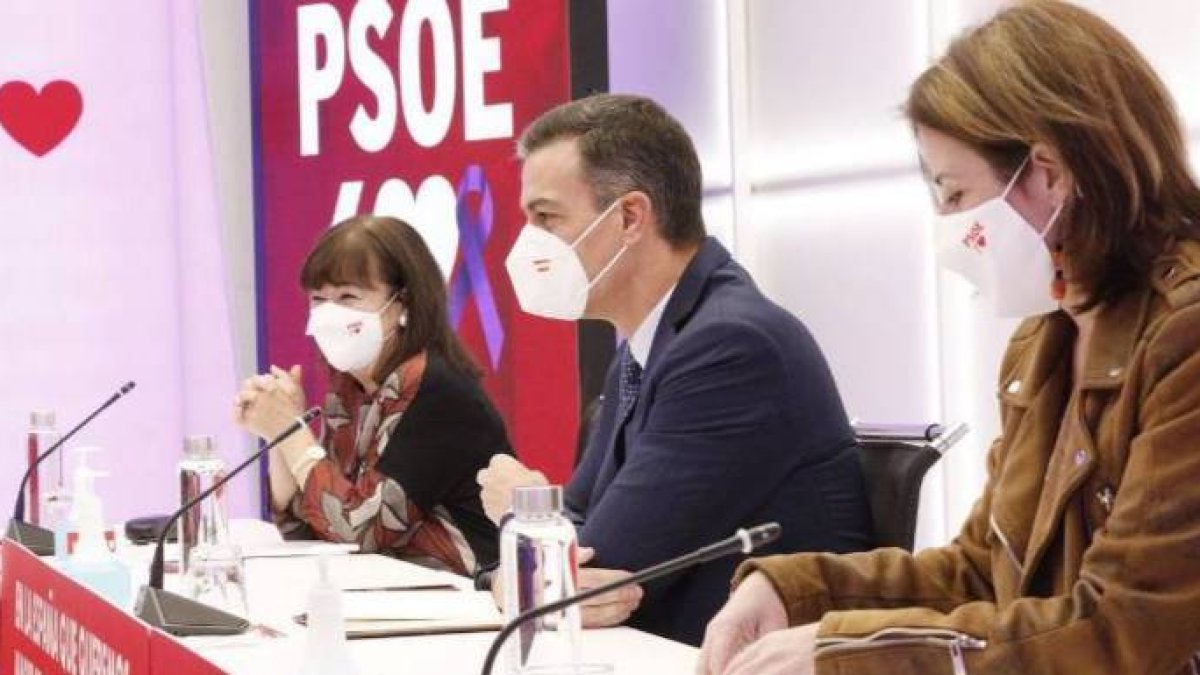 Sánchez, flanqueado por Narbona y Lastra en Ferraz.