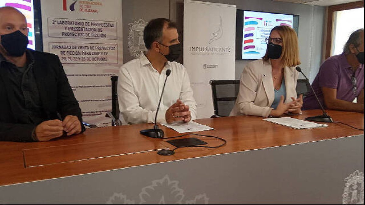 La concejal de Desarrollo Económico, Mª Carmen de españa, y el director del Festival de Cine, Vicente Seva, durante la presentación de la iniciativa / FOTO: O. Avellán