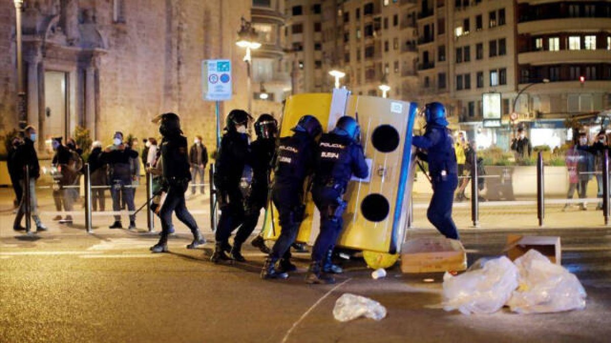 Contenedores volcados durante las protestas a favor de Pablo Hasel en Valencia