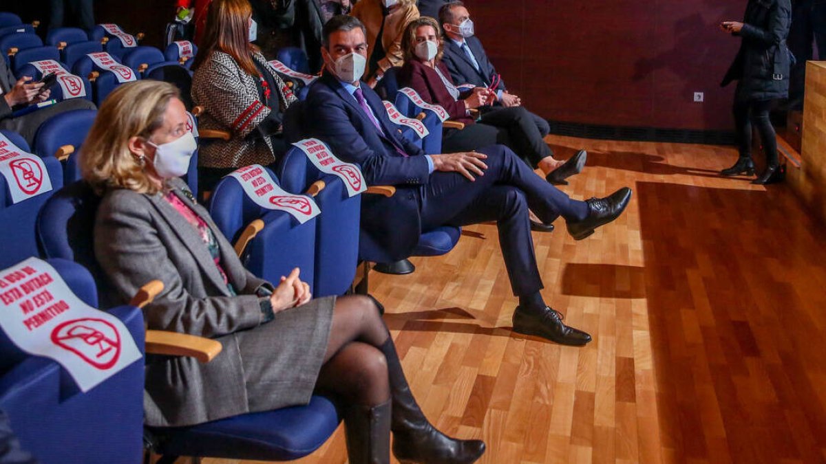Pedro Sánchez observa a su vicepresidenta de Asuntos Económicos.
