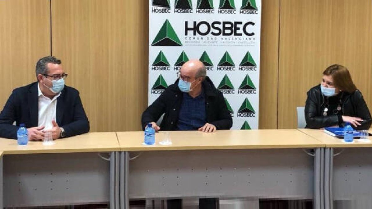 La presidenta del PPCV, Isabel Bonig, junto al alcalde de Benidorm, Toni Pérez, y el presidente de HOSBEC, Toni Mayor (centro)