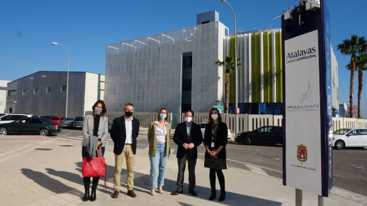 La concejal de Desarrollo Local y Empleo, Mari Carmen de España, en una visita al P.I. Las Atalayas