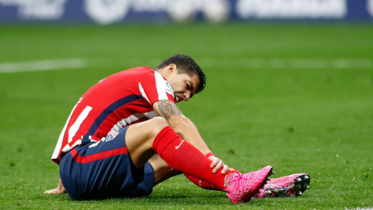 Luis Suárez se suele, en una acción de un partido con el Atlético de Madrid.