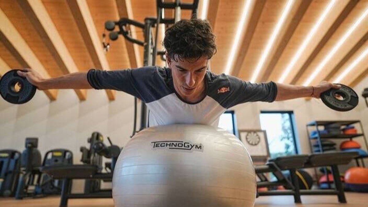 Marc Márquez, en uno de los ejercicios de rehabilitación que realiza habitualmente.