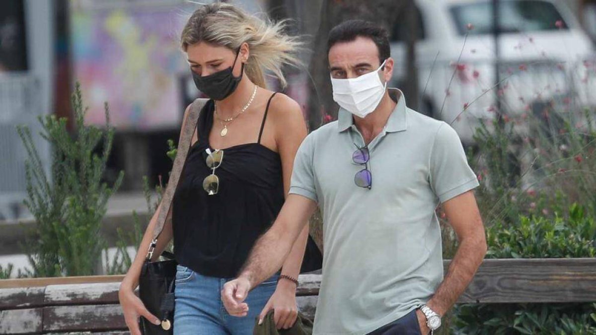 Ana Soria y Enrique Ponce paseando por la ciudad francesa.