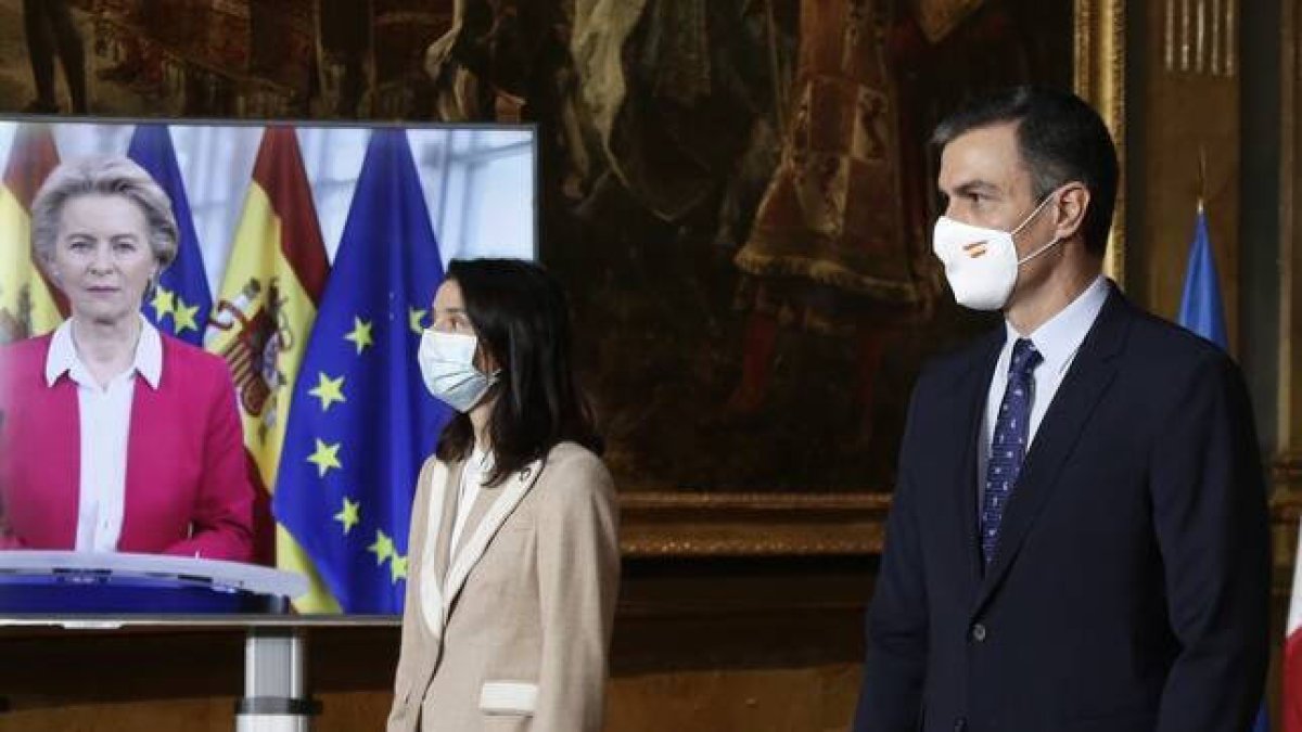 Pedro Sánchez junto a Pilar Llop y la presidenta de la Comisión Europea, Ursula von der Leyen