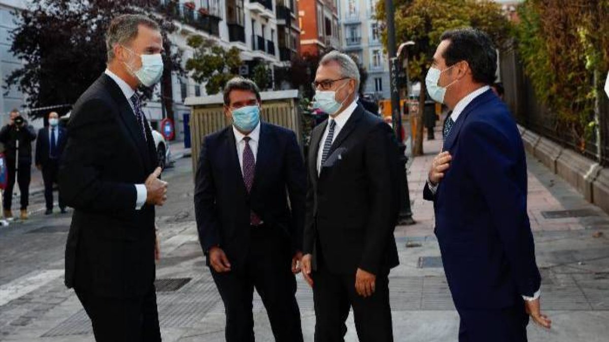 El Rey, este lunes, junto al presidente de la CEOE, Antonio Garamendi.