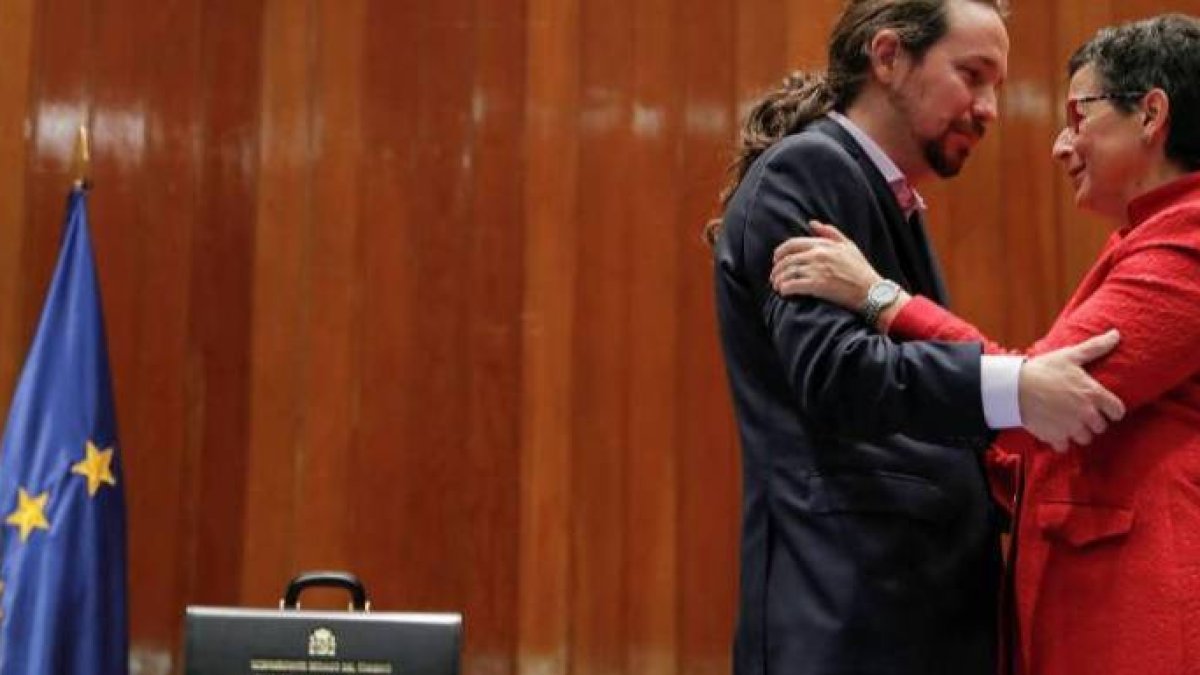 Pablo Iglesias abraza a la ministra de Exteriores en la toma de posesión de esta.