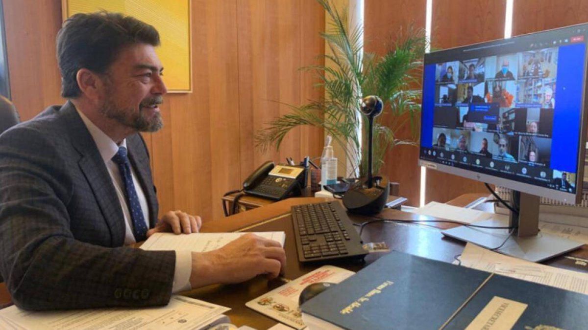 Luis Barcala, alcalde de Alicante, durante la reunión del Consejo Social