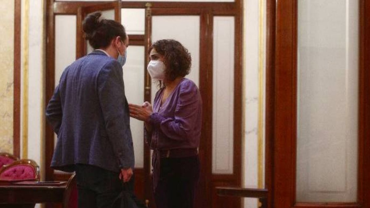 Imagen de la bronca entre María Jesús Montero y Pablo Iglesias este miércoles en el Congreso. (E. Parra. Europa Press).