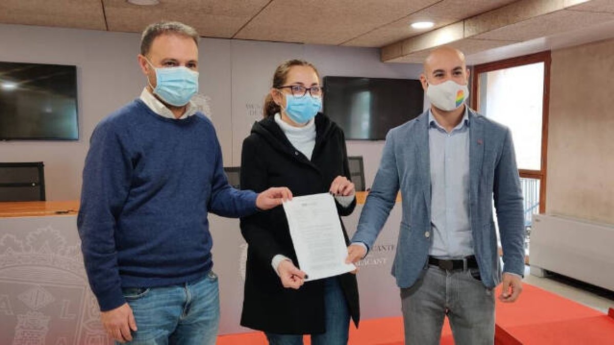 Natxo Bellido (Compromís9, Trini Amorós (PSPV-PSOE) y Xavi López (Unidas Podemos)
