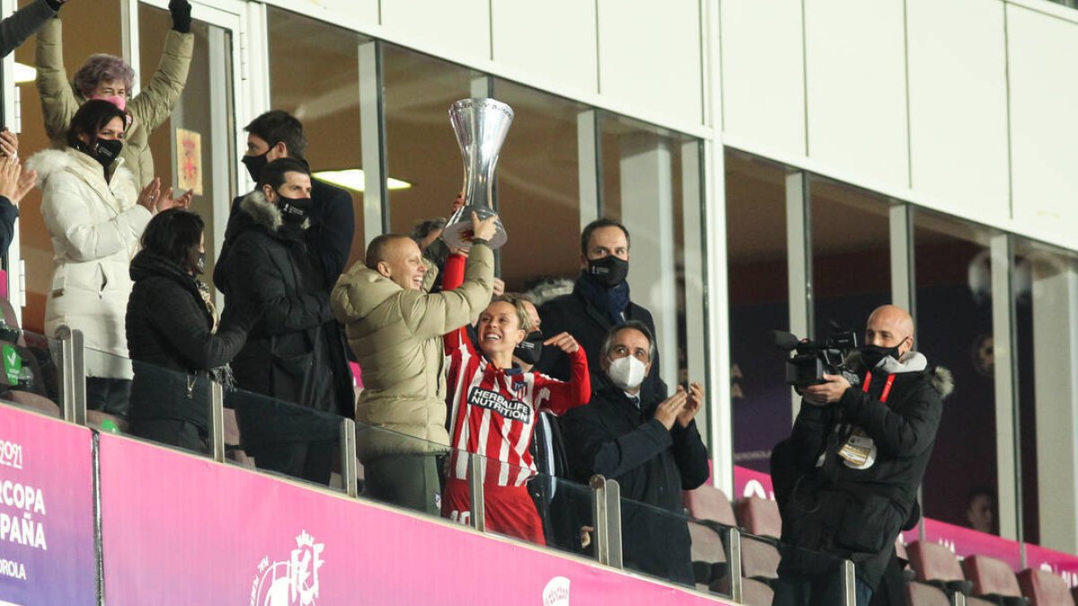 Virginia Torrecilla recogió el trofeo de la manos de su compañera Amanda Sampedro.
