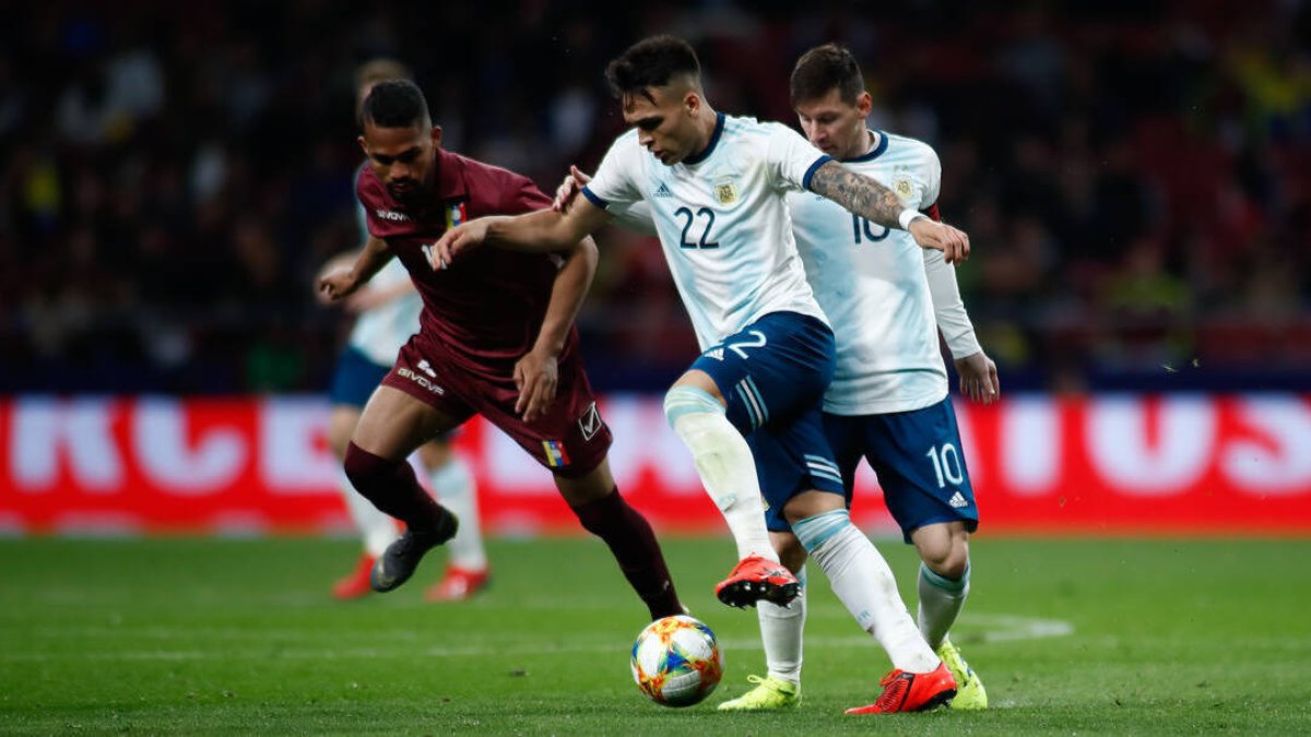 Cristian Pavón, junto a Messi, en un encuentro internacional con la selección de Argentina.