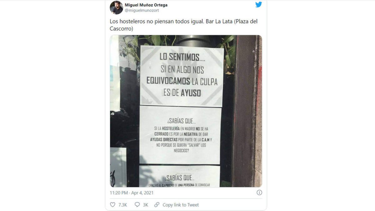 El cartel colgado a la entrada del bar La Lata.