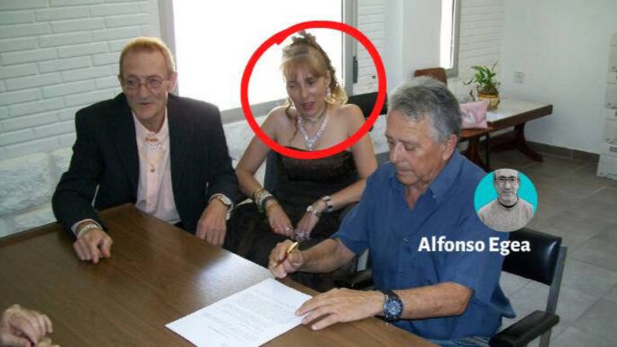 La acusada, con el círculo rojo, el día de su boda