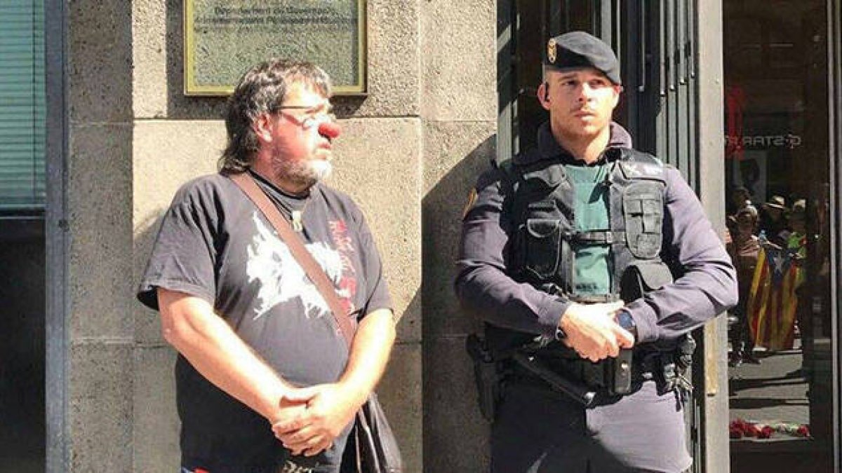 Pesarrodona, en la foto que se hizo viral el 1-O.