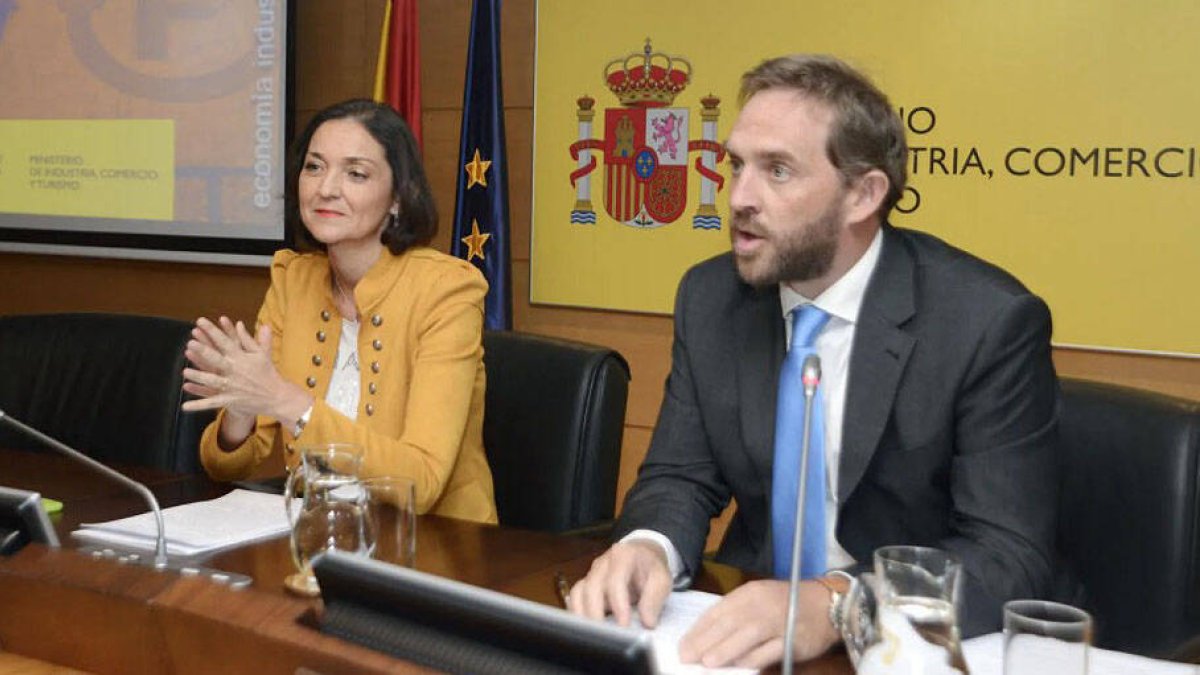 La ministra Reyes Maroto junto al secretario de Estado de Turismo, Fernando Valdés.