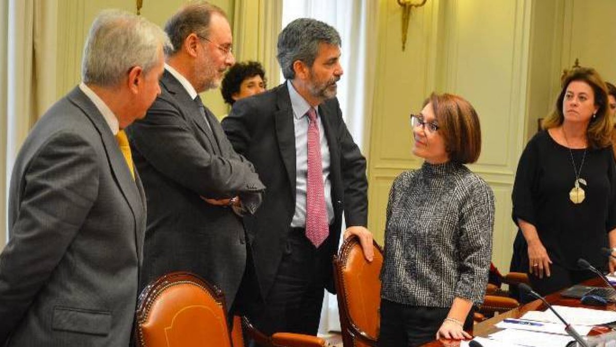 Álvaro Cuesta, segundo por la izquierda, junto a Lesmes.