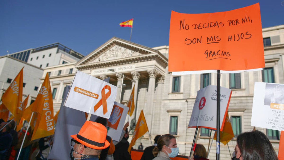Concentración este jueves a las puertas del Congreso.