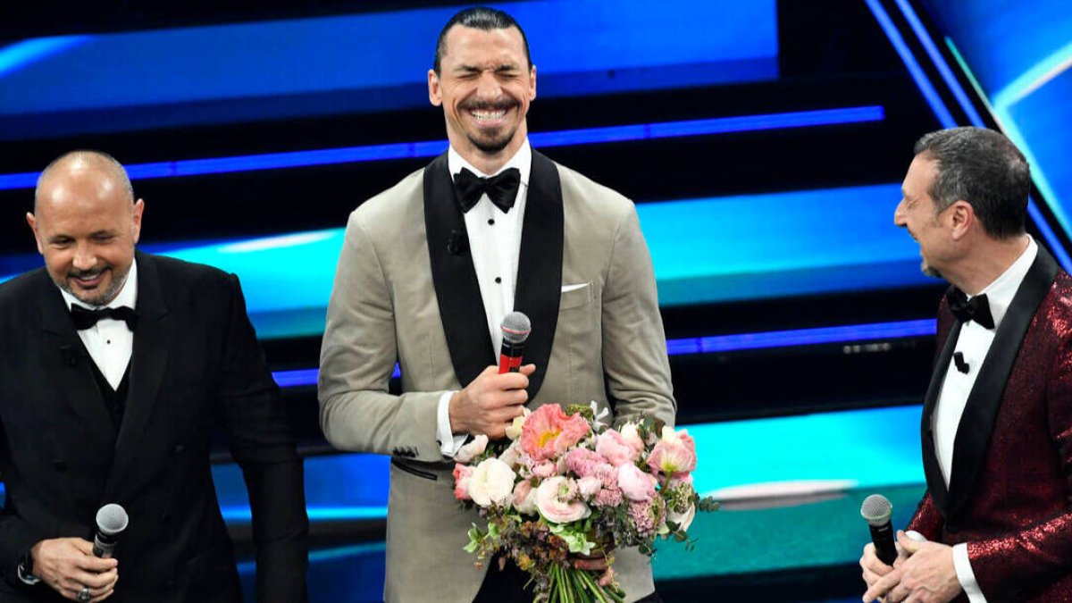 Zlatan Ibrahimovic, en un ataque de risa durante el Festival de San Remo.