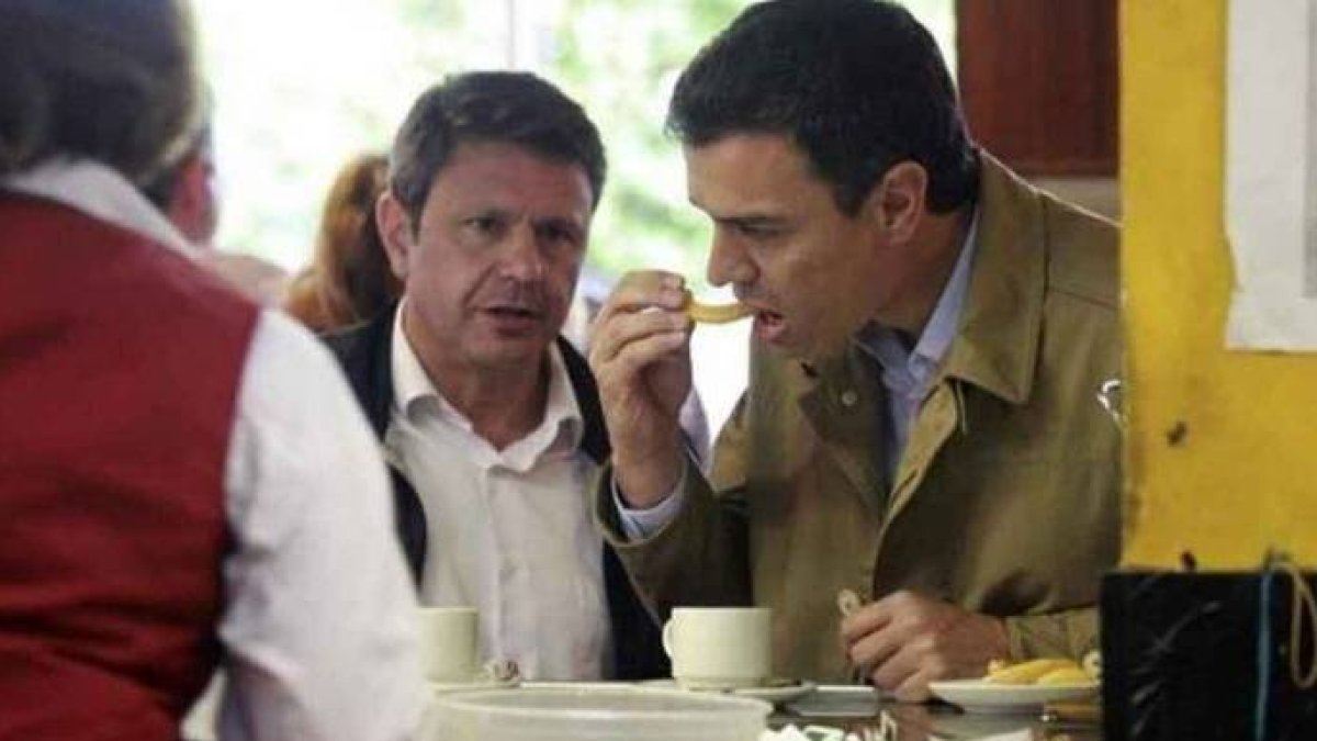 Sánchez degusta unos churros en un bar.