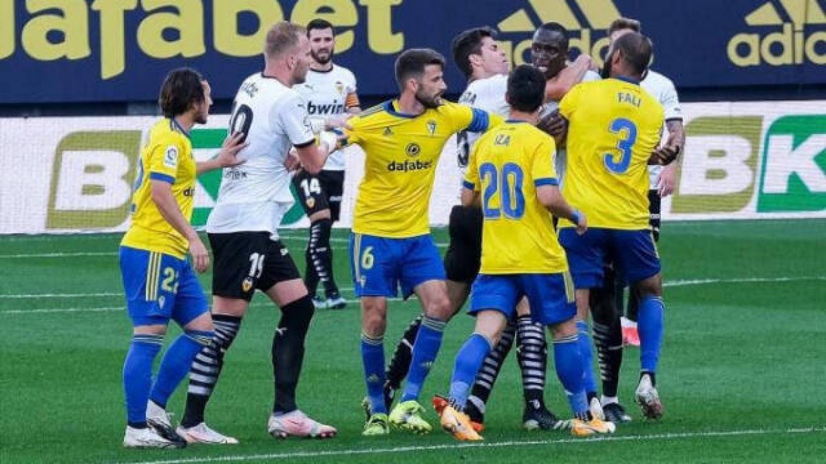 Discusión entre los jugadores del Valencia y el Cádiz