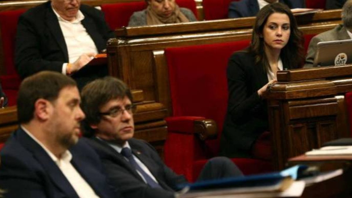 Arrimadas observa a Junqueras y Puigdemont, en la legislatura del procés.
