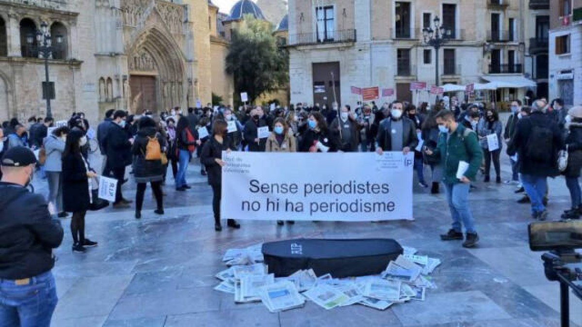 Periodistas concentrados en la Plaza de la Virgen. @unioperiodistes