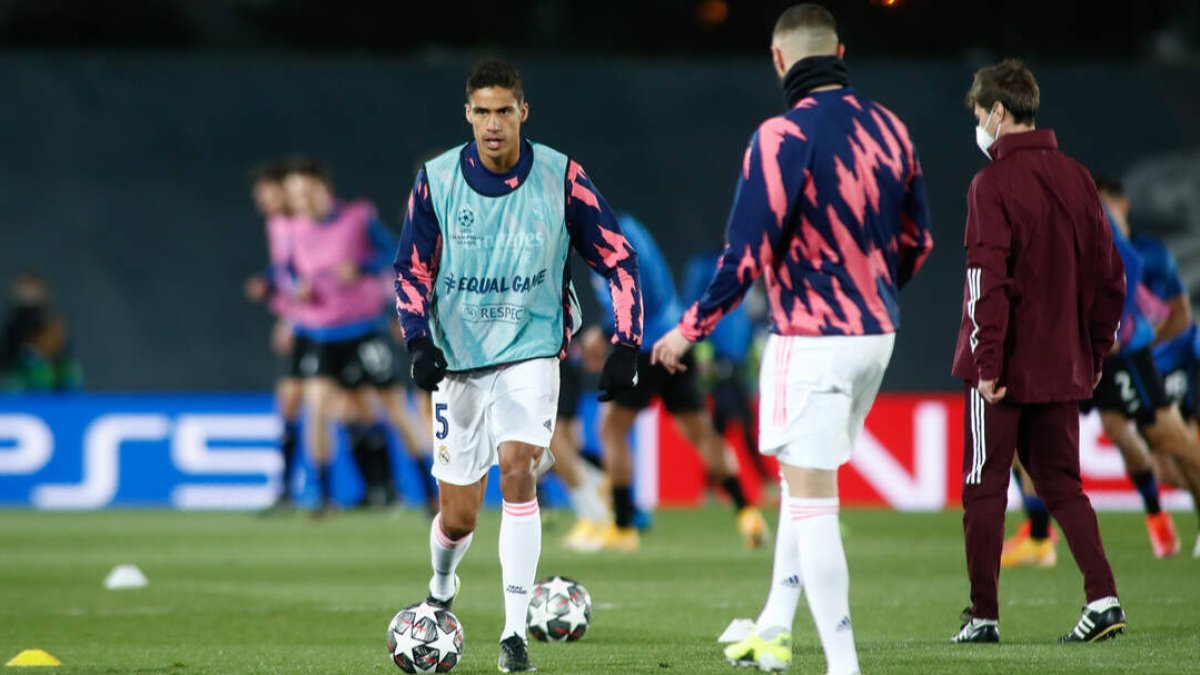 Varane, en el calentamiento previo a un partido.