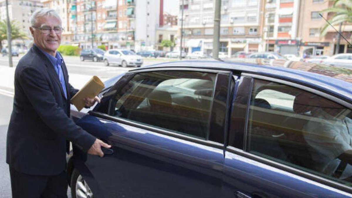 Ribó subiendo al coche oficial