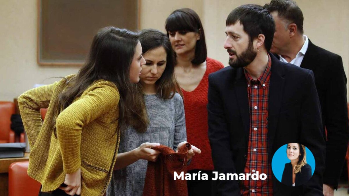 Juanma del Olmo conversando con Irene Montero.