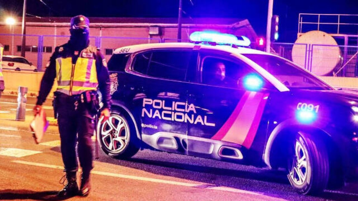 Los agentes sospecharon de un hombre que se trasladaba en hyorario de toque de queda