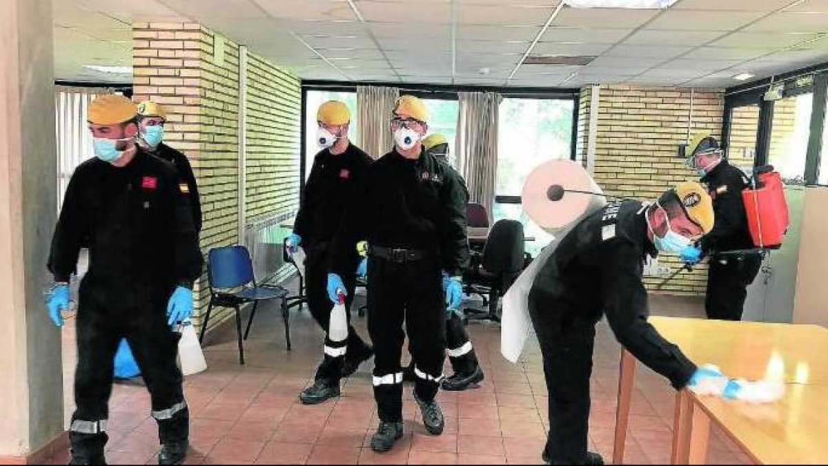Militares de la UME en una de las tareas de desinfección durante el estado de alarma.