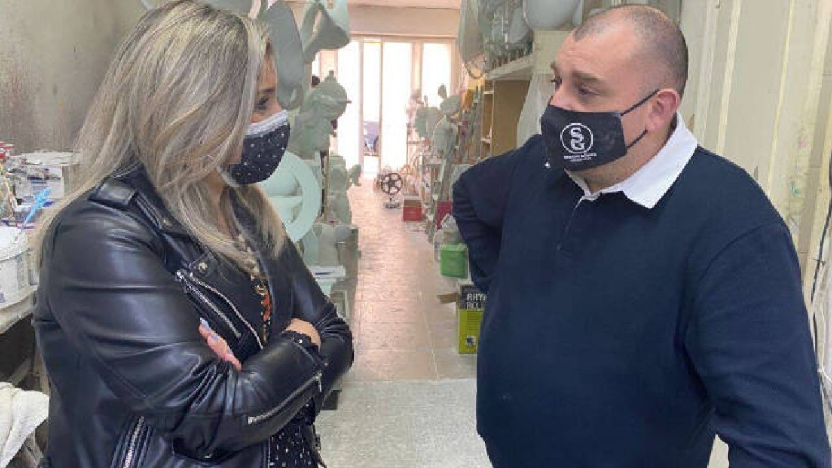 Mari Carmen Sánchez se ha reunido con Sergio Gómez, vicemaestro del Gremio de Artistas y constructor de la Hoguera Oficial Infantil