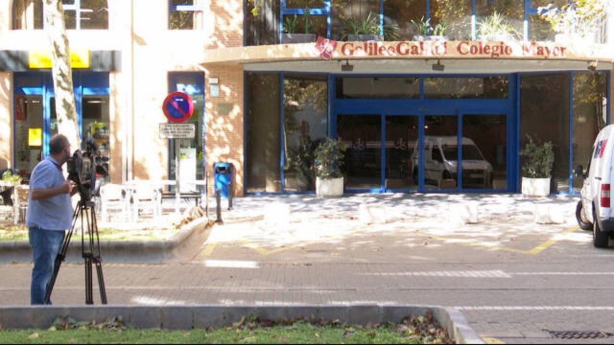 La policía ha desalojado de madrugada a unos 200 estudiantes que celebraban fiestas en grupos