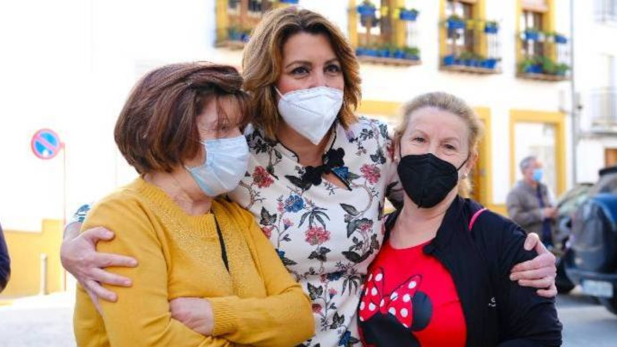 Susana Díaz se prodiga entre sus bases ante la embestida de Ferraz.