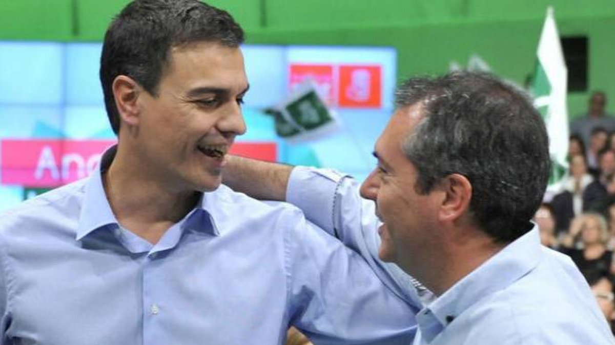 Sánchez junto al alcalde de Sevilla, Juan Espadas.