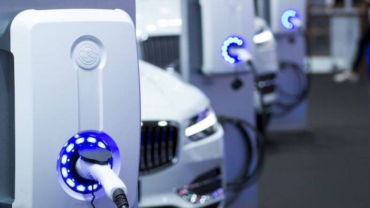 Conducir un eléctrico es todavía un 20% más caro que un diésel