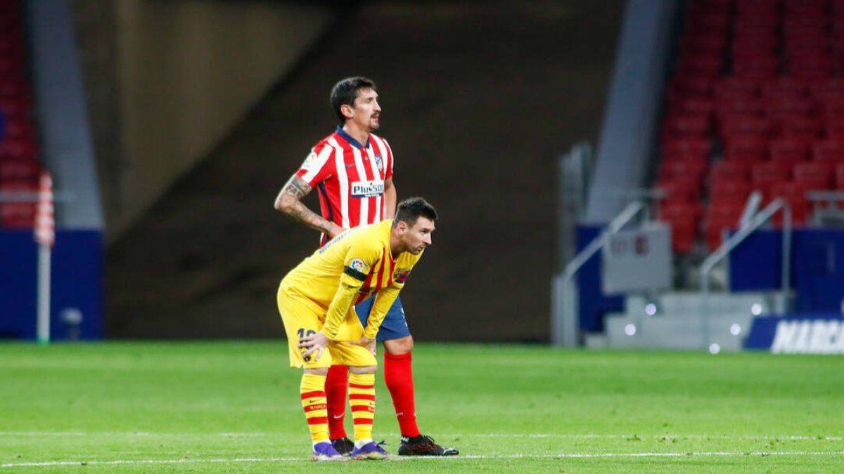 Leo Messi, junto con Savic, en el encuentro ante el Atleti en el Metropolitano.