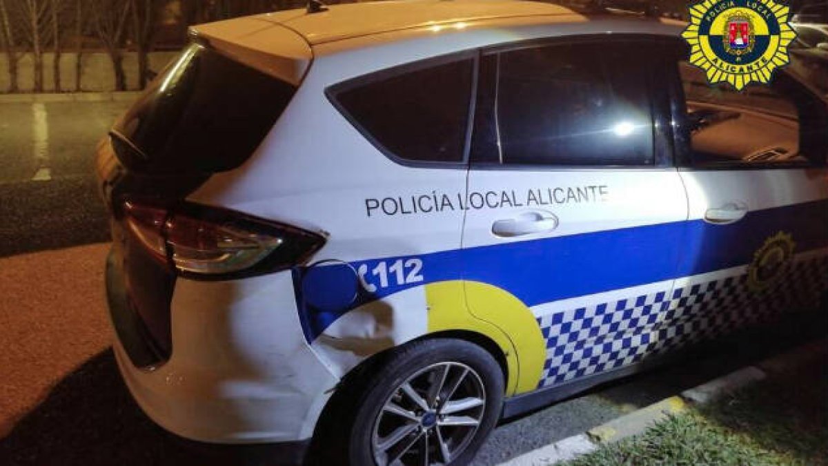 El coche patrulla sufrió desperfectos al chocar contra un muro
