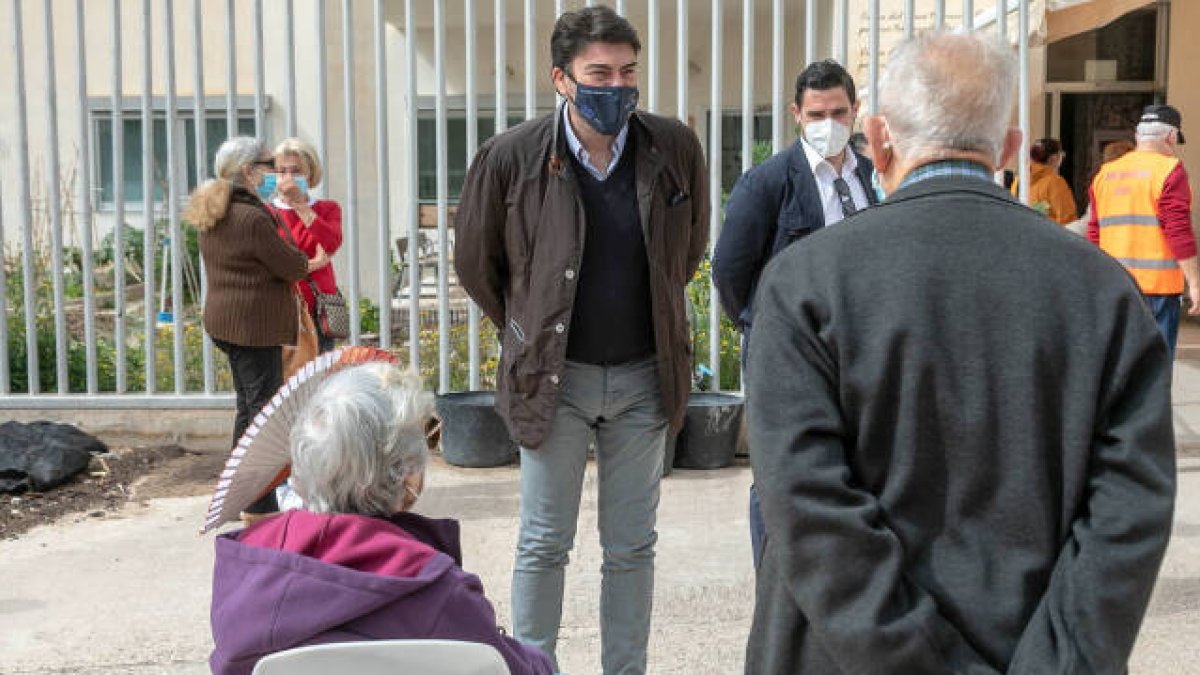El alcalde, Luis Barcala, ha visitado el Centro de salud de Playas donde se está vacunando por la covid